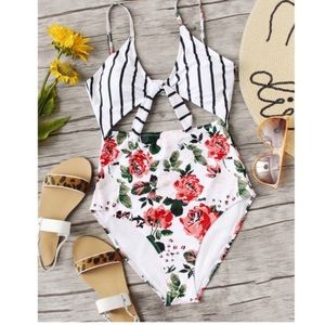 🥳🎉Host Pick🎉🥳 Floral and Stripe Monokini